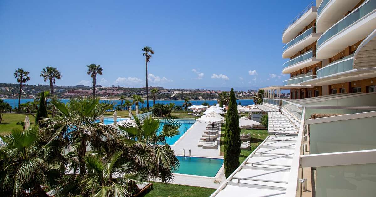 Een foto van het zwembad bij La Quinta By Wyndham Çeşme