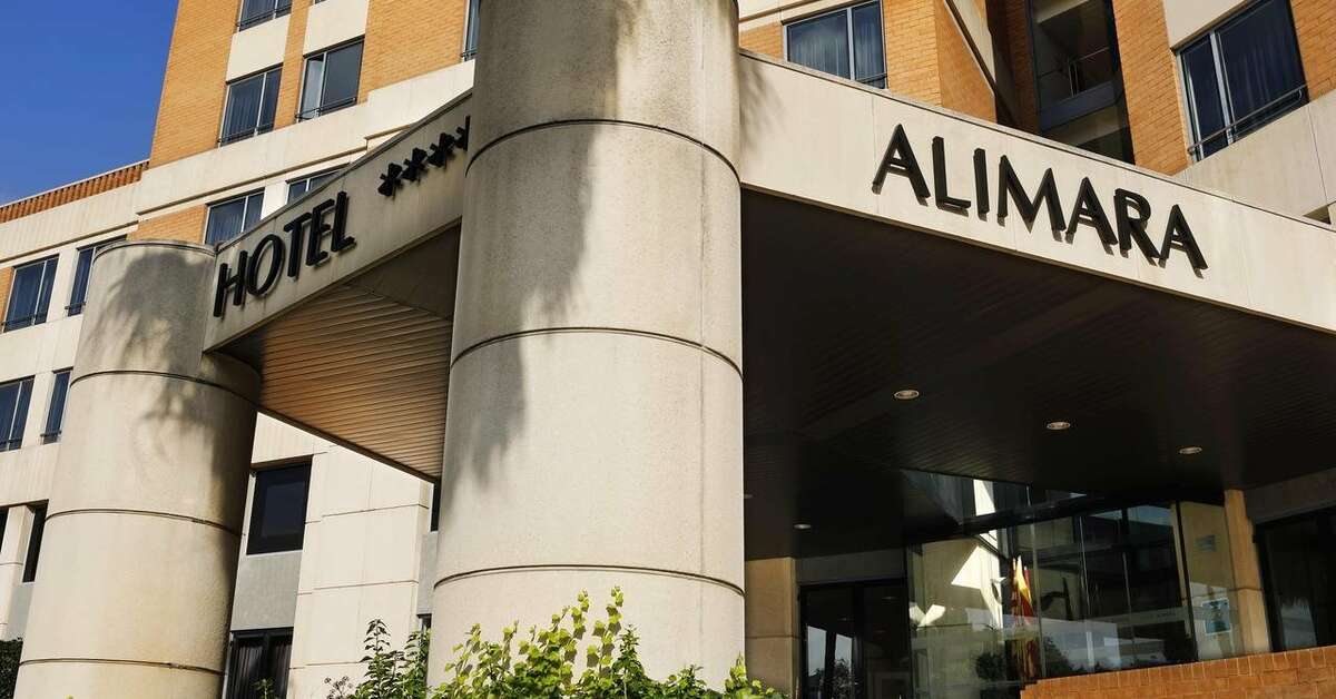 Een foto van de buitenkant van Hotel Alimara
