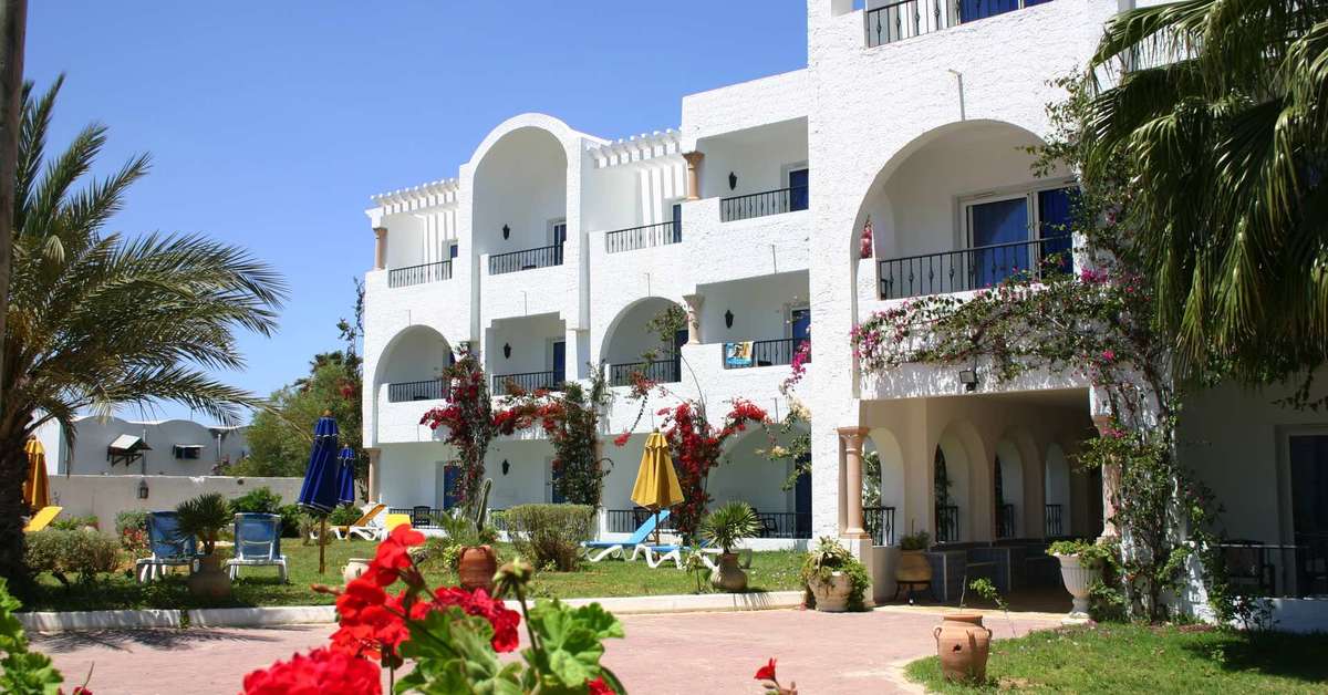 Een foto van de buitenkant van Hotel Nesrine