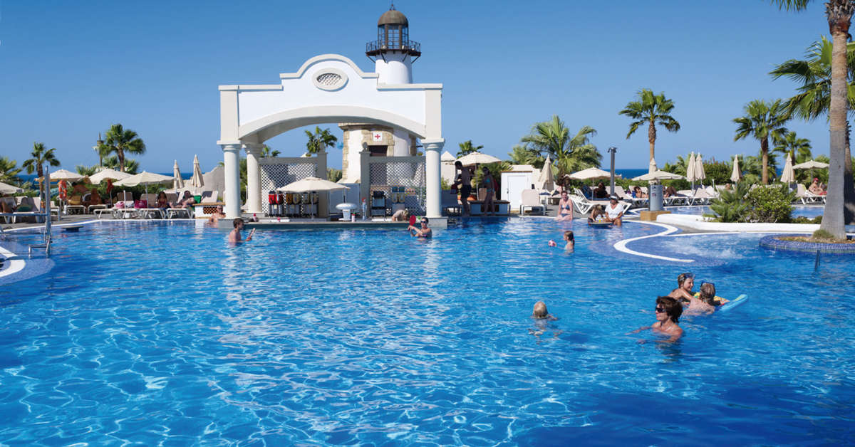Een foto van het zwembad bij Riu Chiclana
