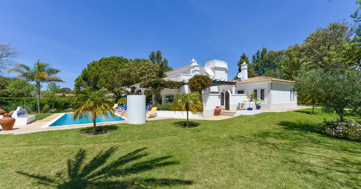 Een foto van het zwembad bij Villas Carvoeiro Club