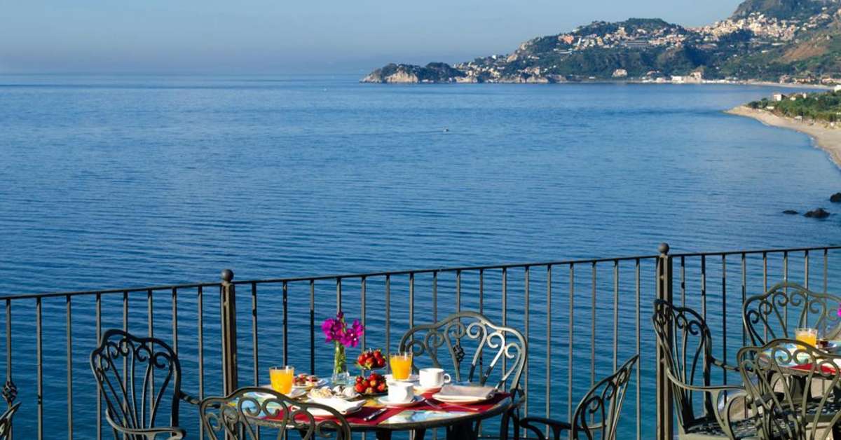 Een foto van het terras bij Baia Taormina Hotel