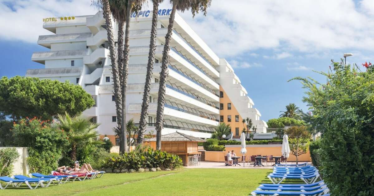 Een foto van de buitenkant van Hotel Tropic Park