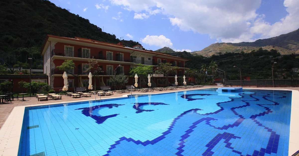 Ein Foto vom Pool im Diamond Naxos Taormina