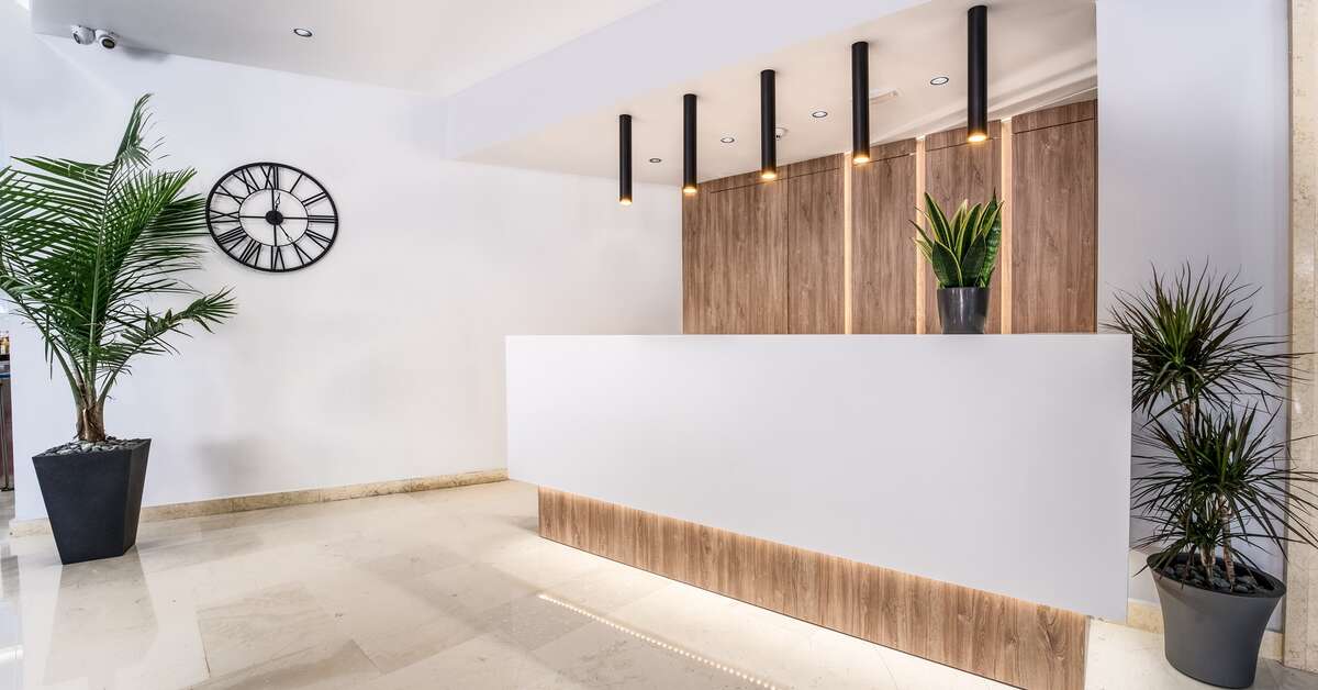 Een foto van het interieur van Island City Hotel