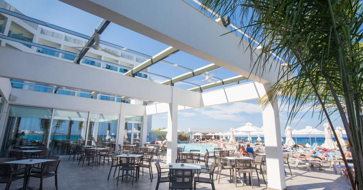 Een foto van het terras bij Evalena Beach Hotel