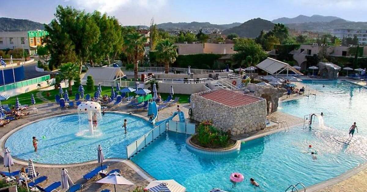 Een foto van het zwembad bij Sun Palace Hotel