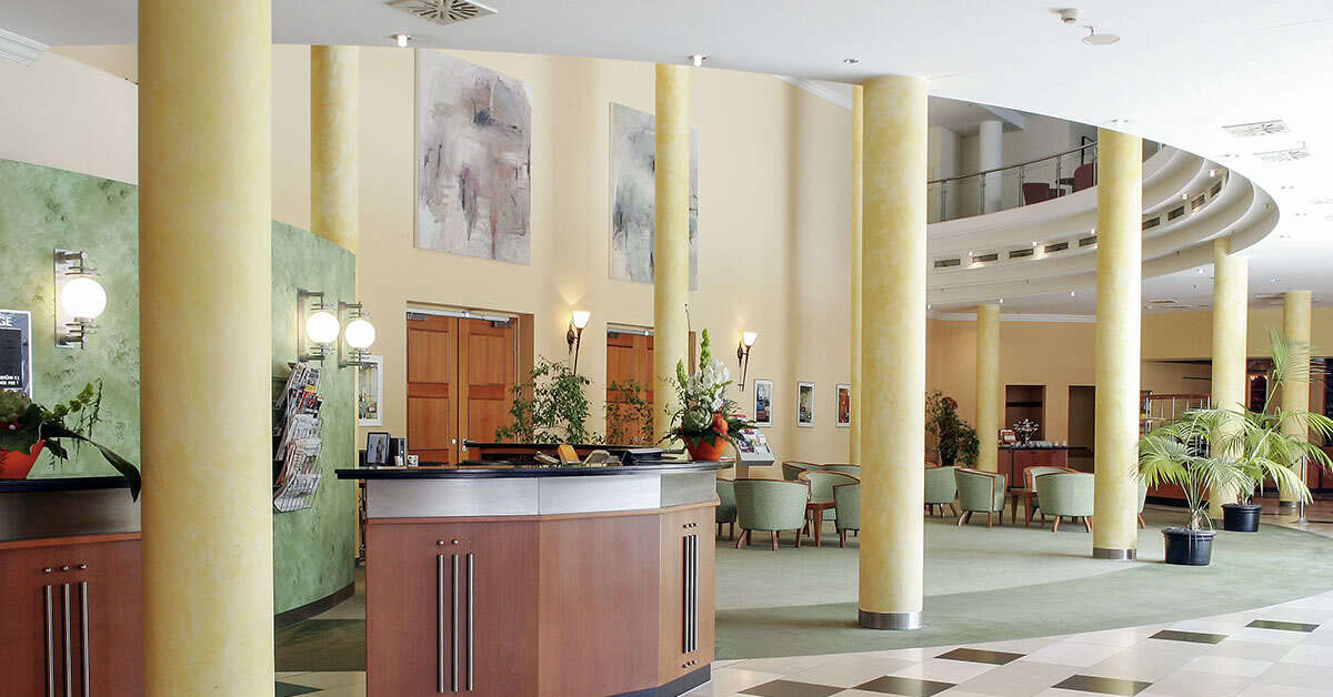 Een foto van het interieur van mightyTwice Hotel Dresden