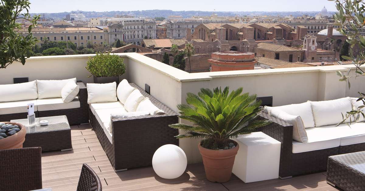 Een foto van het terras bij The Independent Hotel