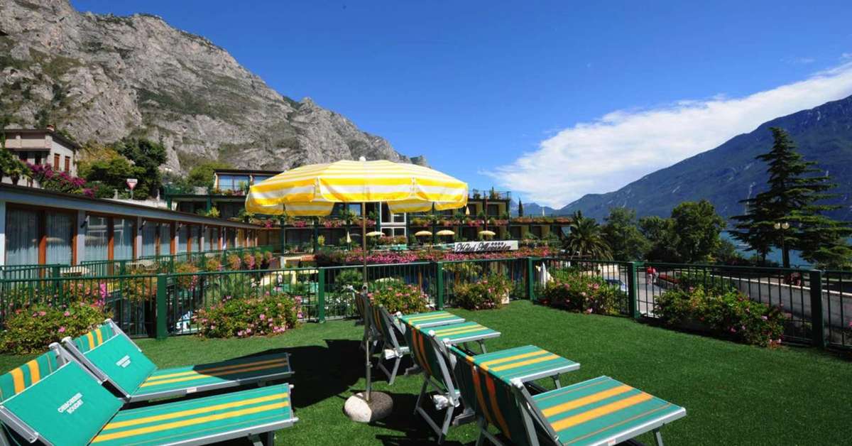 Een foto van het terras bij Hotel Alexander