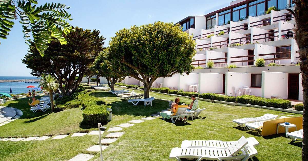 Een foto van het terras bij Hotel Do Mar