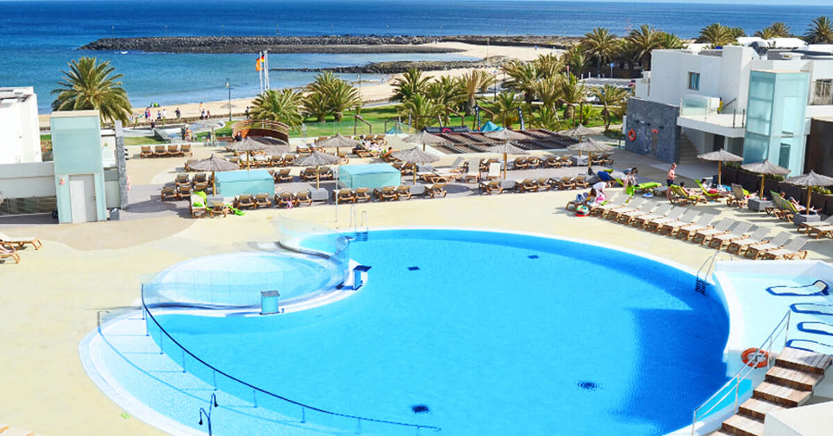 Een foto van het zwembad bij HD Beach Resort & Spa