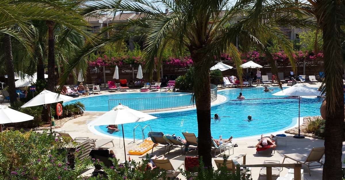 Een foto van het zwembad bij Puerto Azul Suite Hotel