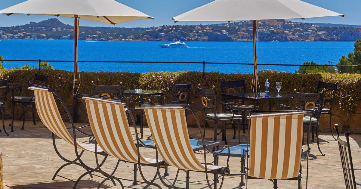 Ein Foto von der Terrasse im Petit Cala Fornells Hotel