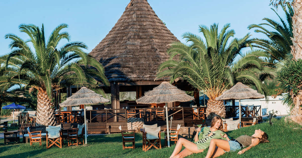 Een foto van het terras bij Mitsis Galini Wellness Spa & Resort