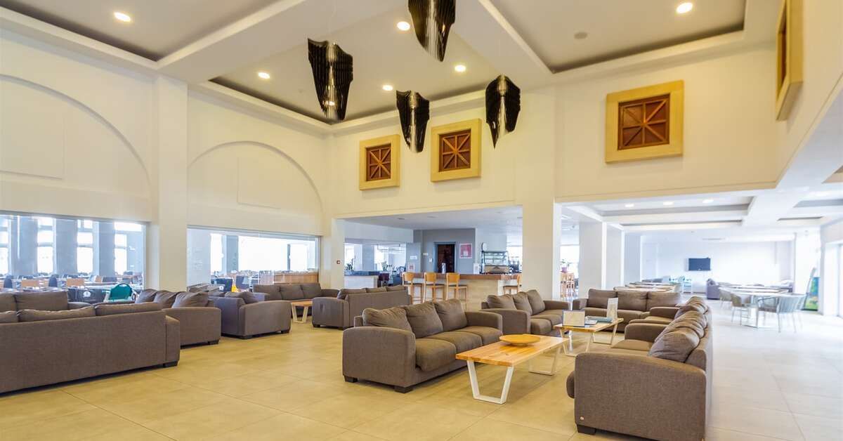 Een foto van het interieur van Atlantica Panthea Resort