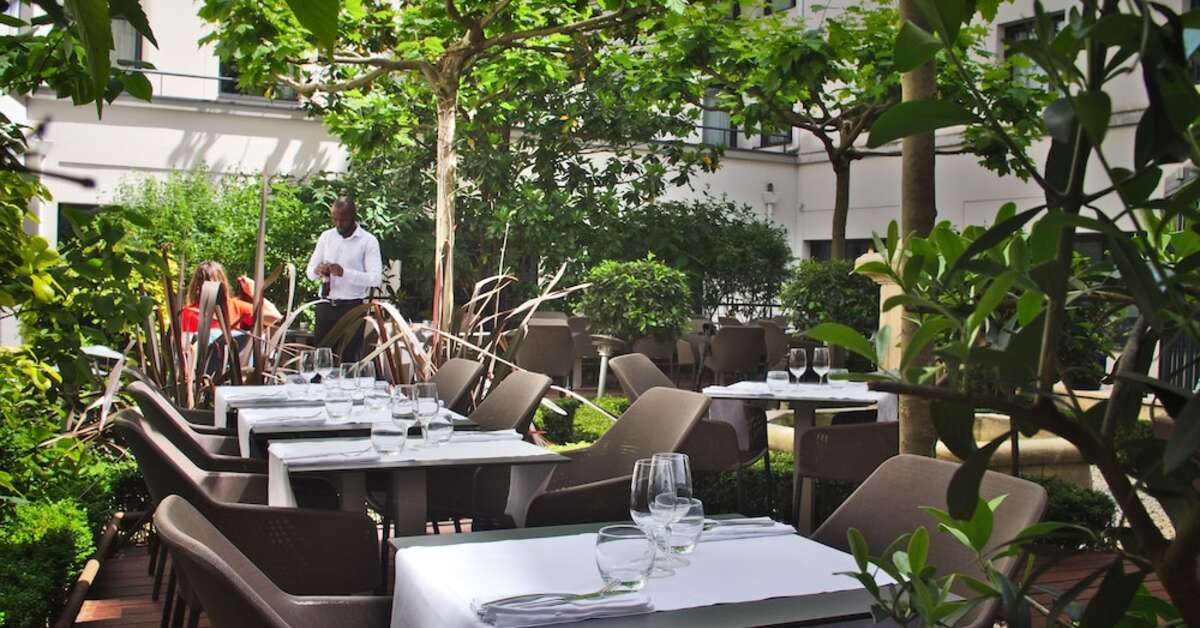 Een foto van het terras bij Concorde Montparnasse Hotel