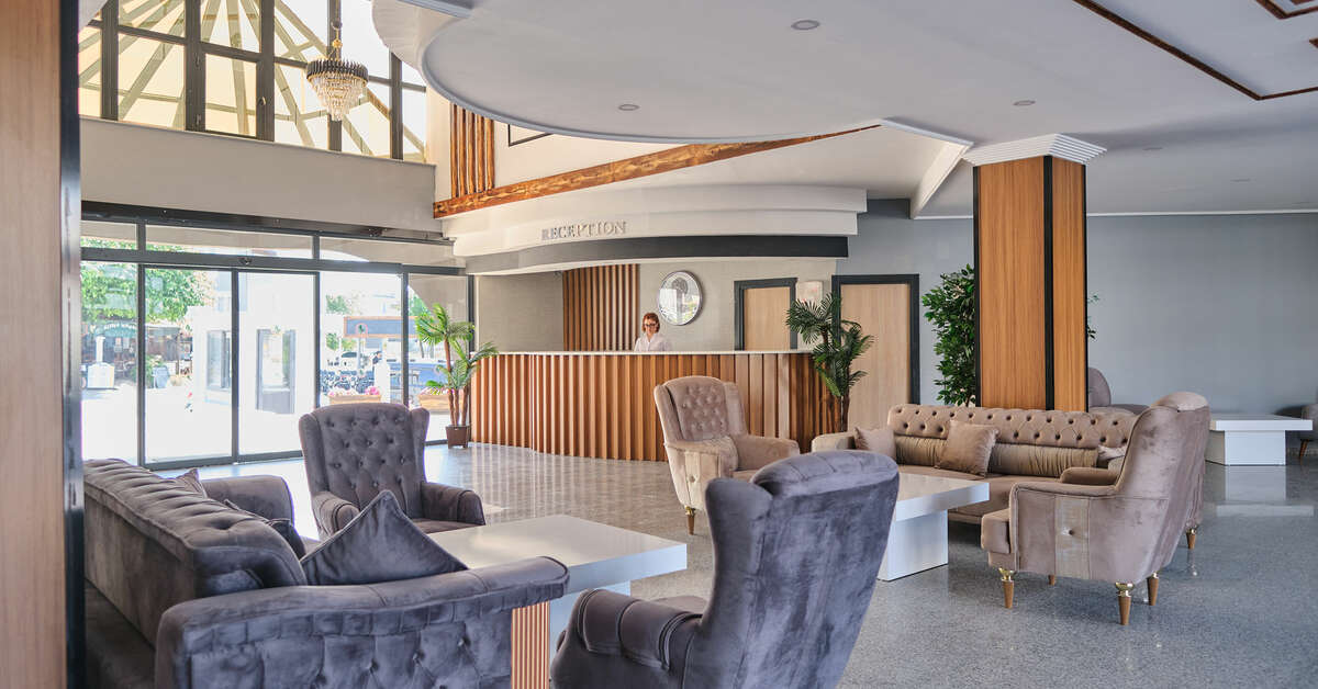 Een foto van het interieur van Clover Magic Park Side Hotel