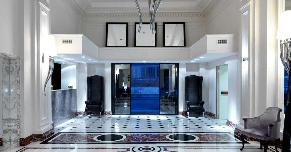Een foto van het interieur van Leon's Place Hotel
