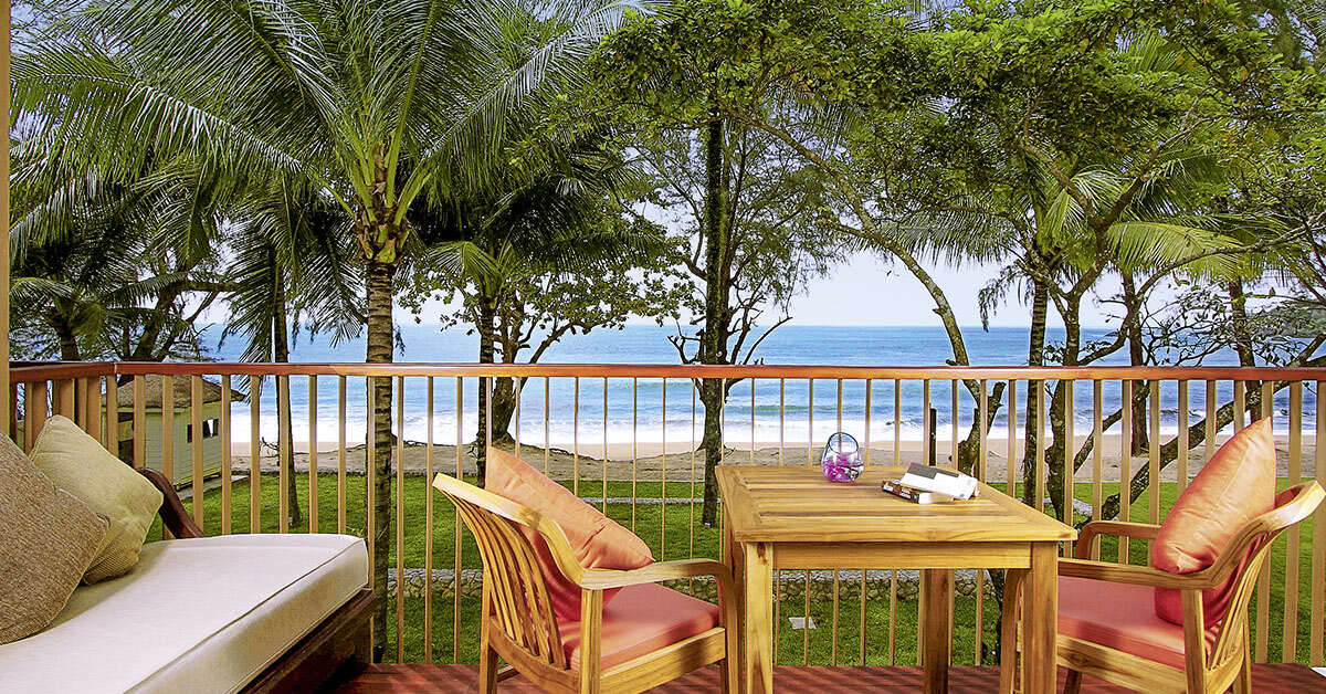Ein Foto von der Terrasse im The Briza Beach Resort Khao Lak