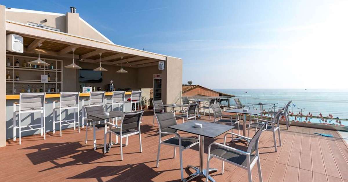 Ein Foto von der Terrasse im Porto Planos Beach Hotel