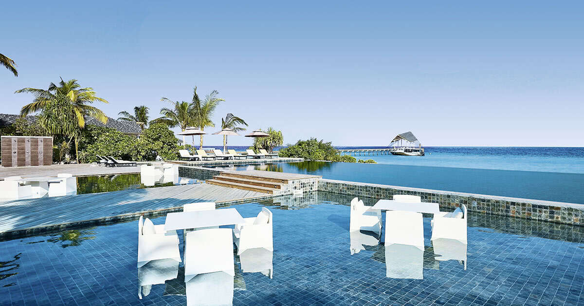 Een foto van het terras bij NH Collection Maldives Havodda Resort