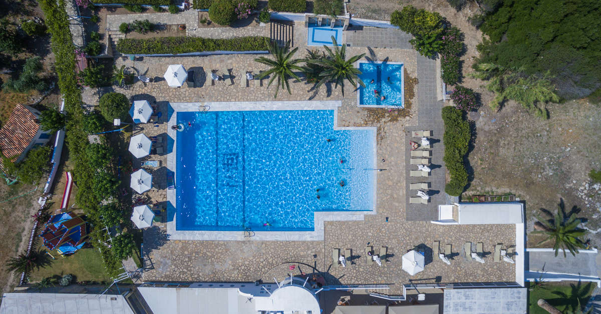 Een foto van het zwembad bij Glicorisa Beach Hotel