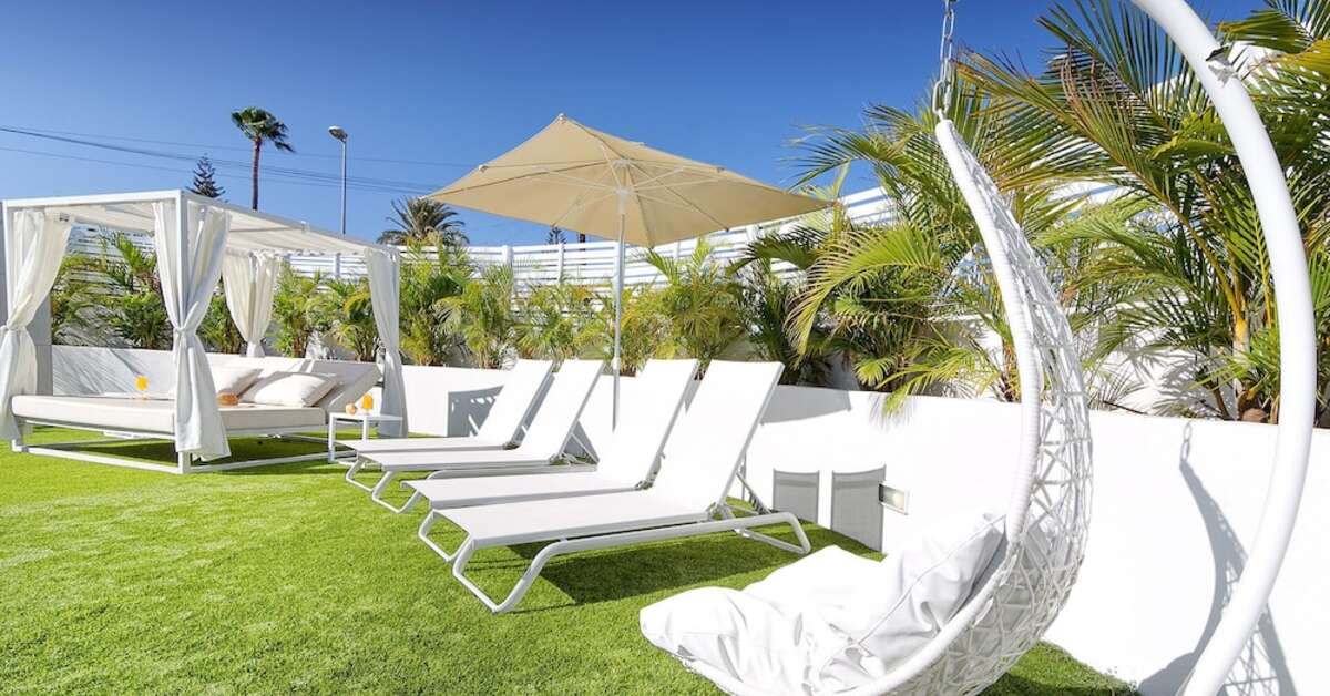 Een foto van het terras bij Adonis Bungalows