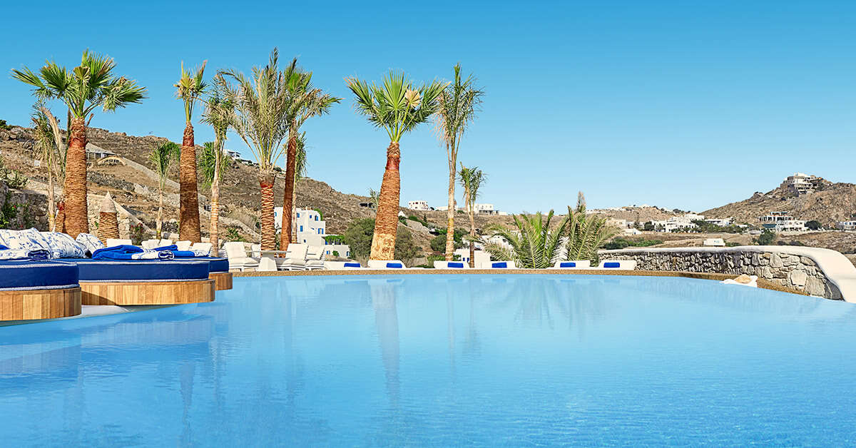 Een foto van het zwembad bij Katikies Mykonos