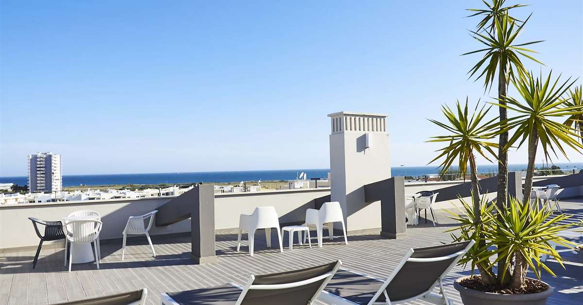 Een foto van het terras bij AlvorMar Appartementen