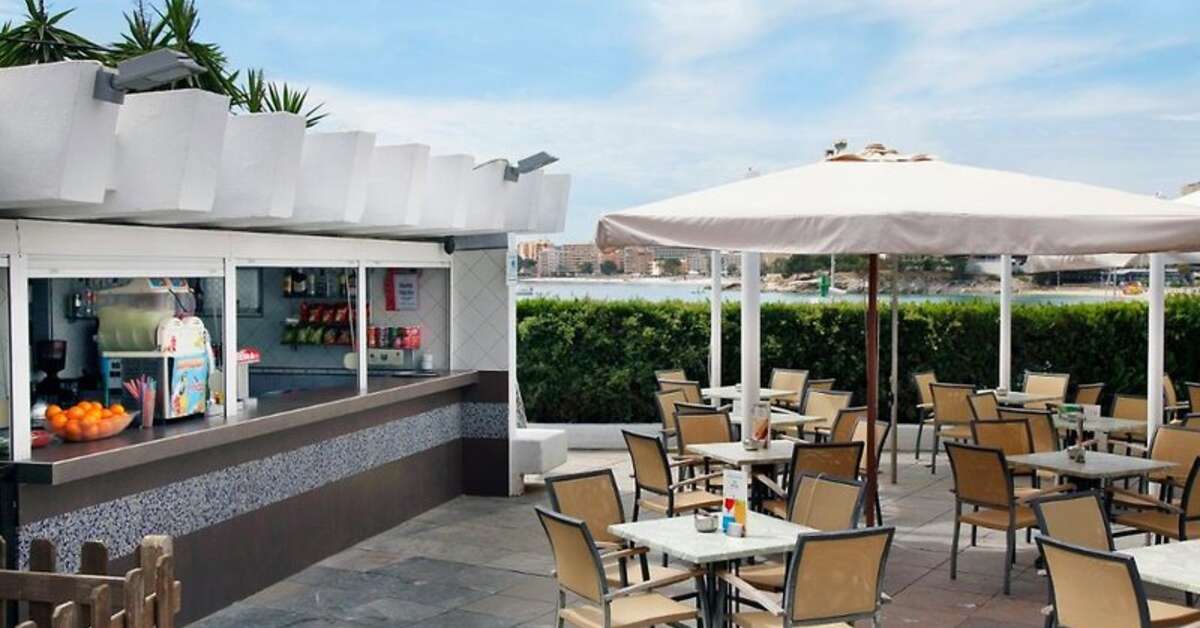 Een foto van het terras bij Suites Roc Portonova