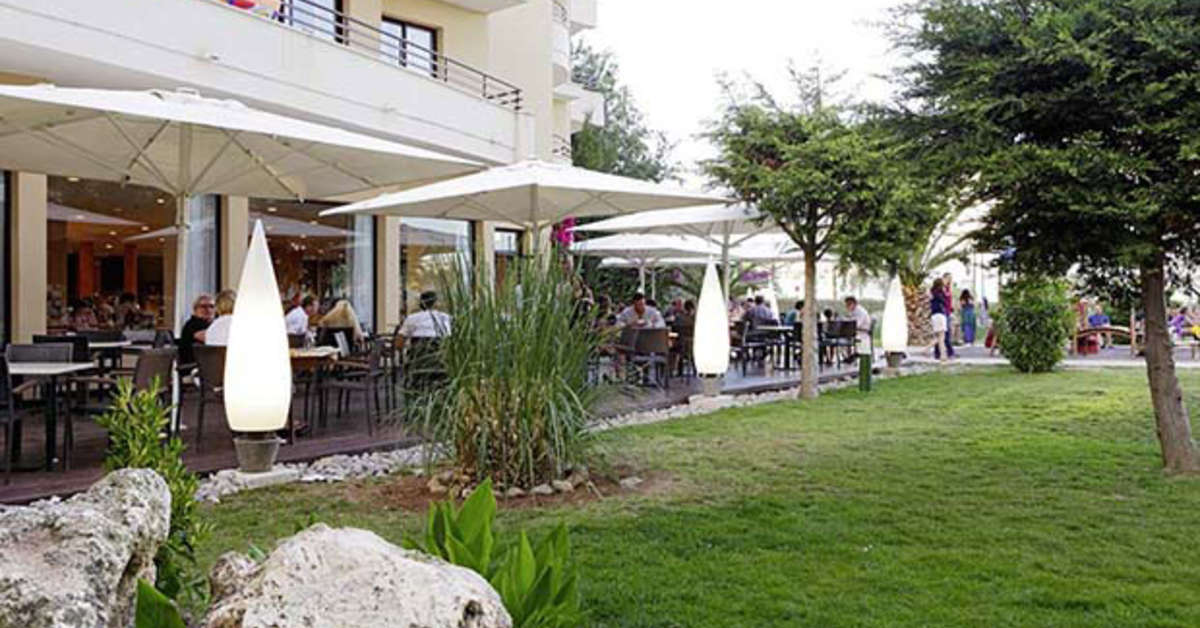 Een foto van de buitenkant van Allsun Hotel Orient Beach