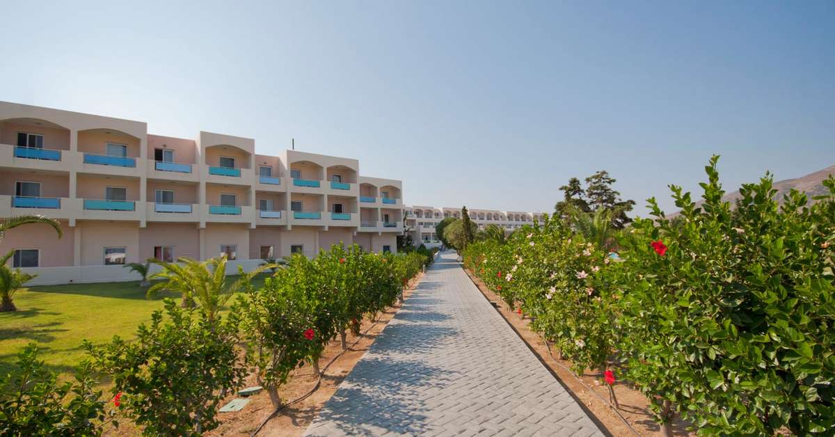 Een foto van de buitenkant van Sovereign Beach Hotel