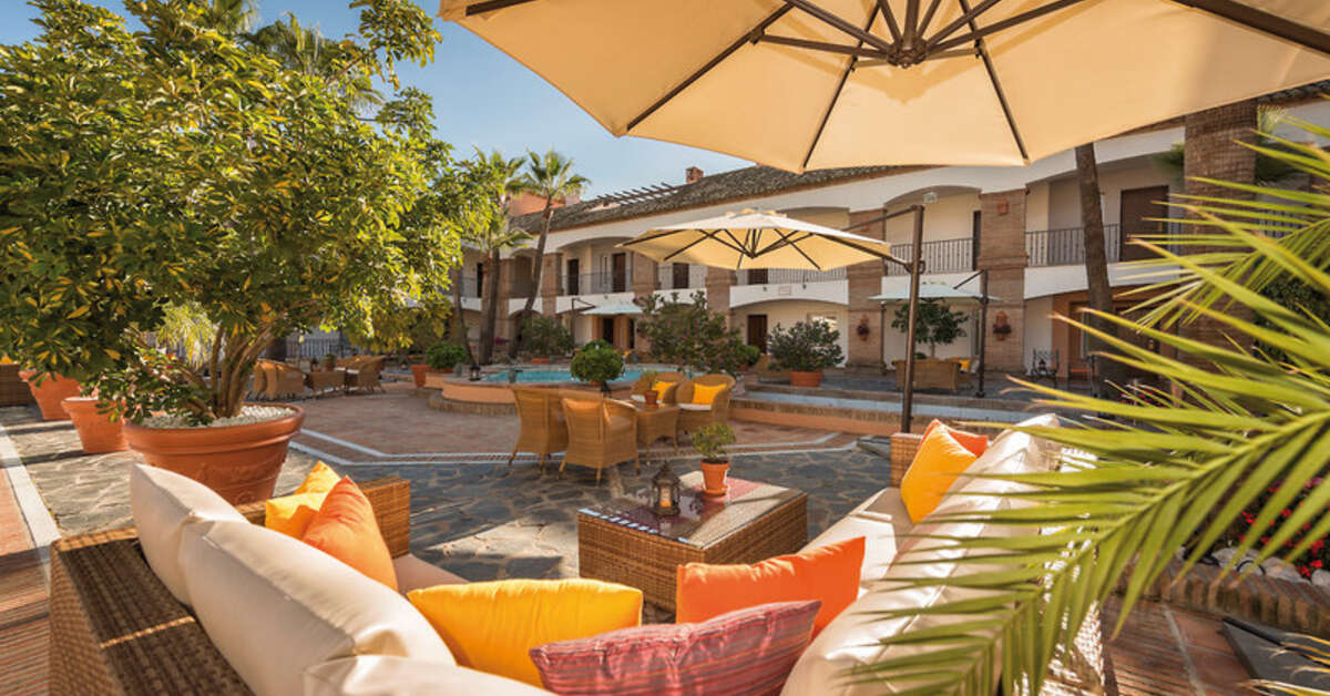 Een foto van het terras bij La Cala Resort Golf