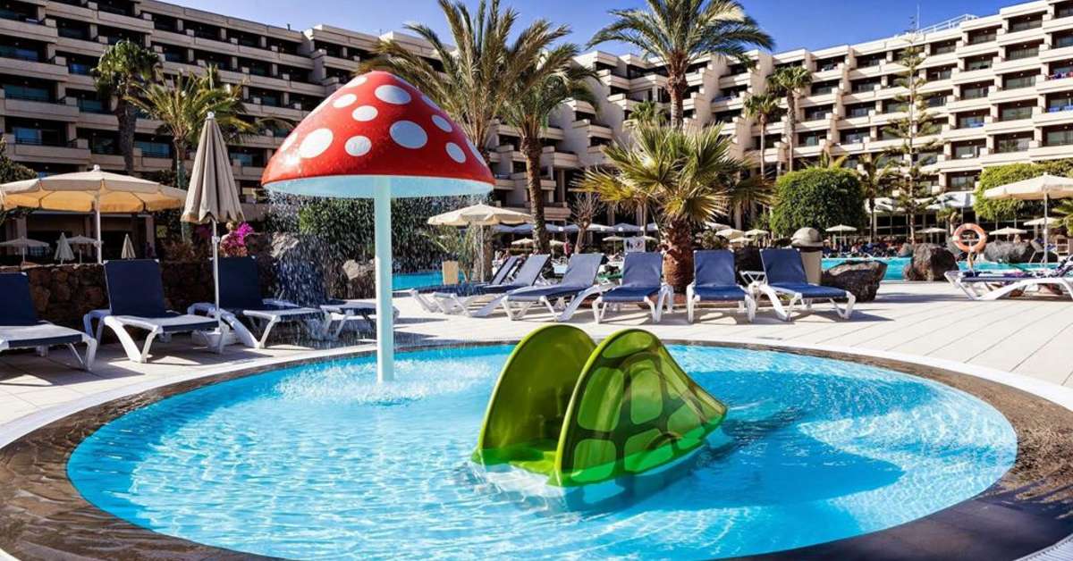 Een foto van het zwembad bij Barcelo Lanzarote Active Resort