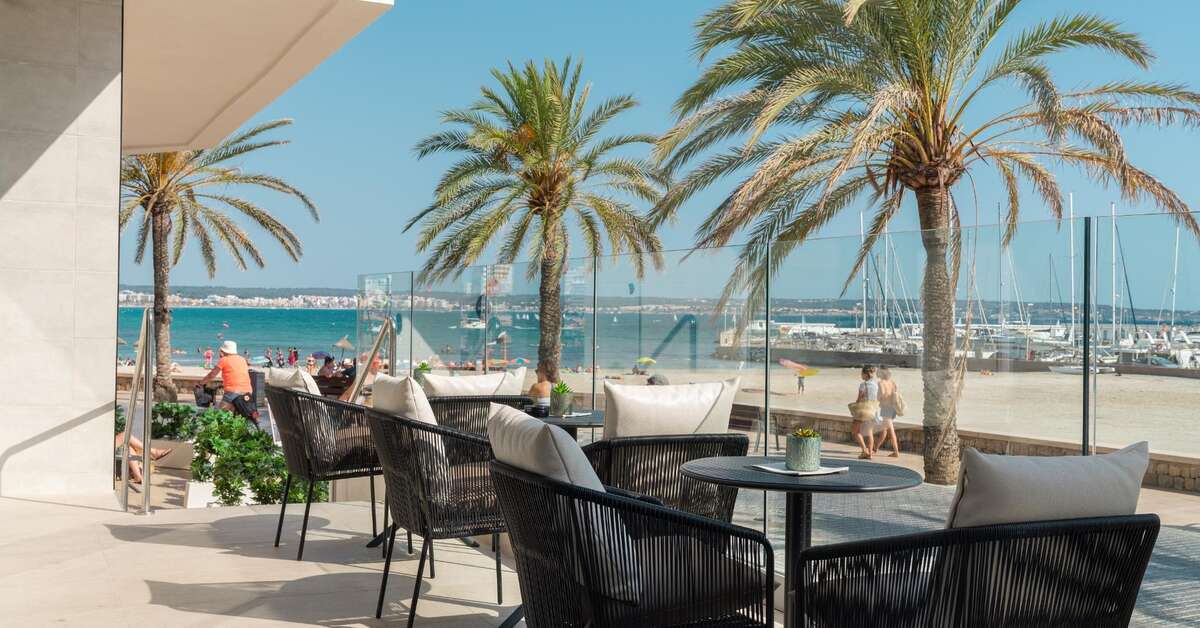 Een foto van het terras bij Las Arenas