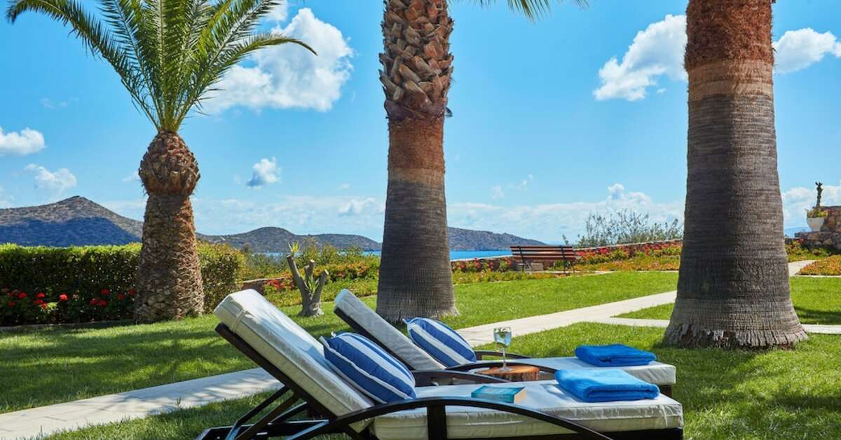 Een foto van het terras bij Elounda Palm Hotel & Suites