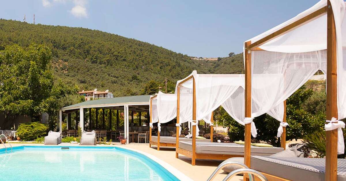 Een foto van het zwembad bij Skiathos Avaton Hotel