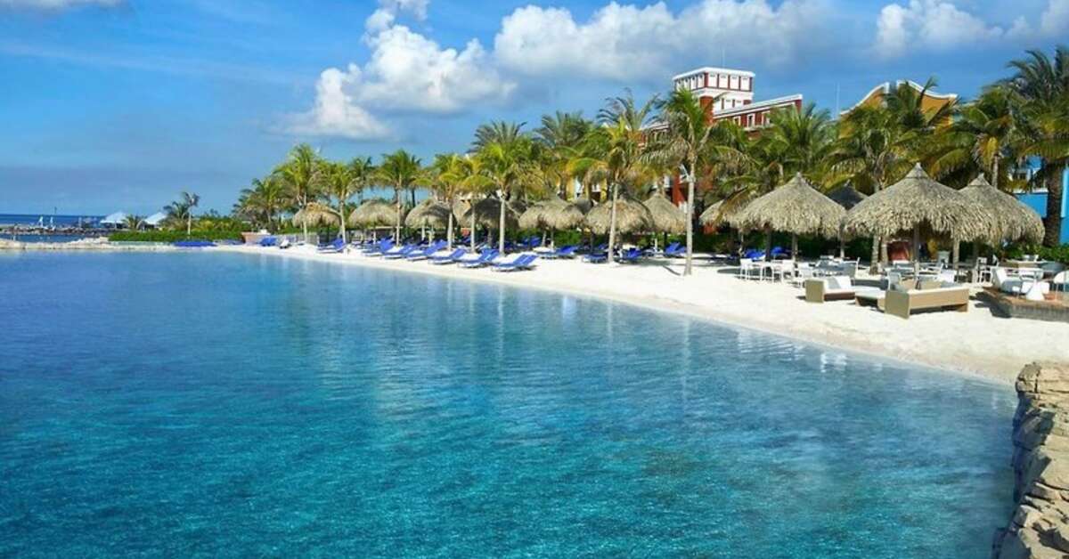 Een foto van het zwembad bij Renaissance Wind Creek Curacao Resort