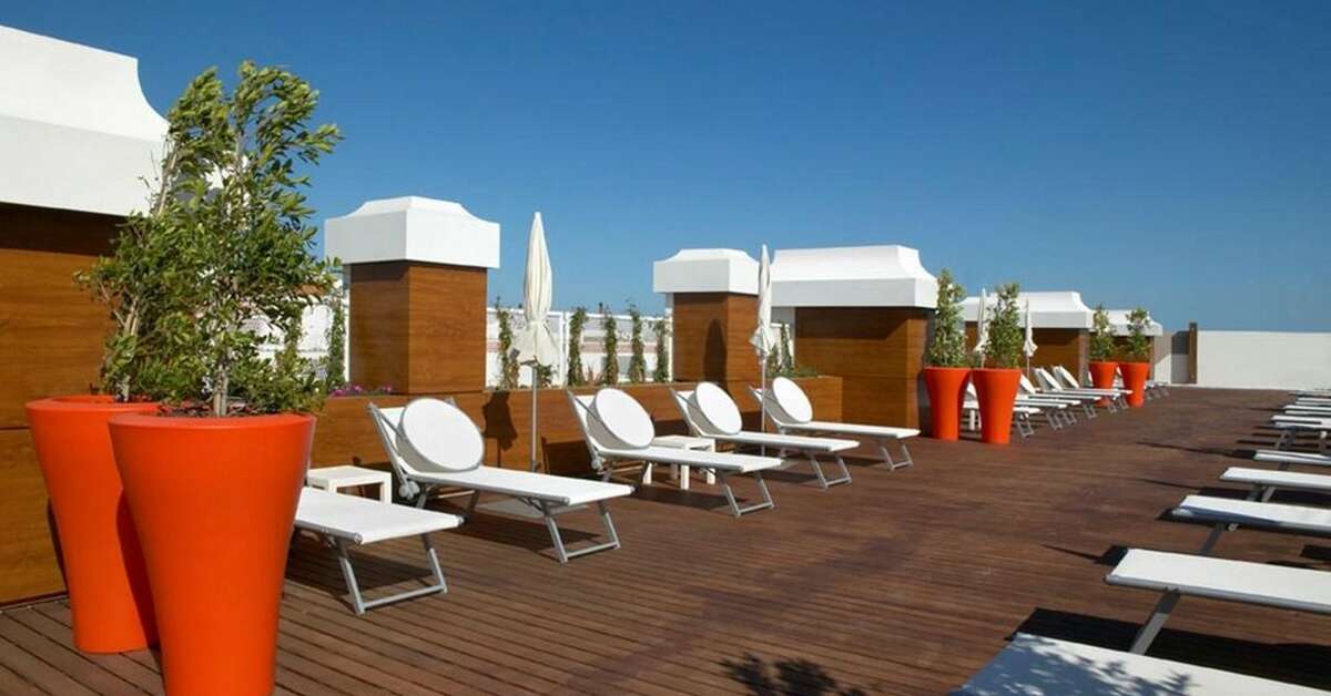 Een foto van het terras bij Aqualuz Lagos by The Editory
