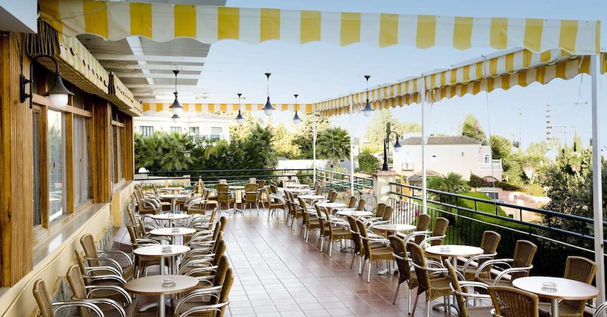 Een foto van het terras bij Hotel Monarque Torreblanca