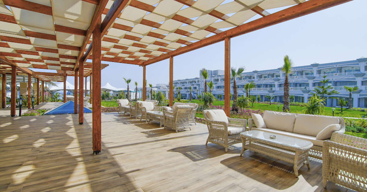 Een foto van het terras bij Limak Cyprus Deluxe Hotel