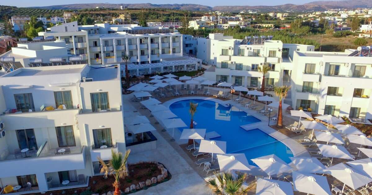 Een foto van het zwembad bij Harmony Rethymno Beach Hotel