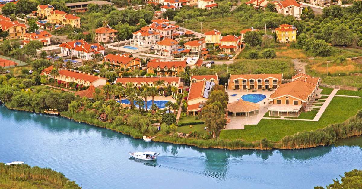 Een foto van de buitenkant van Dalyan Resort Hotel