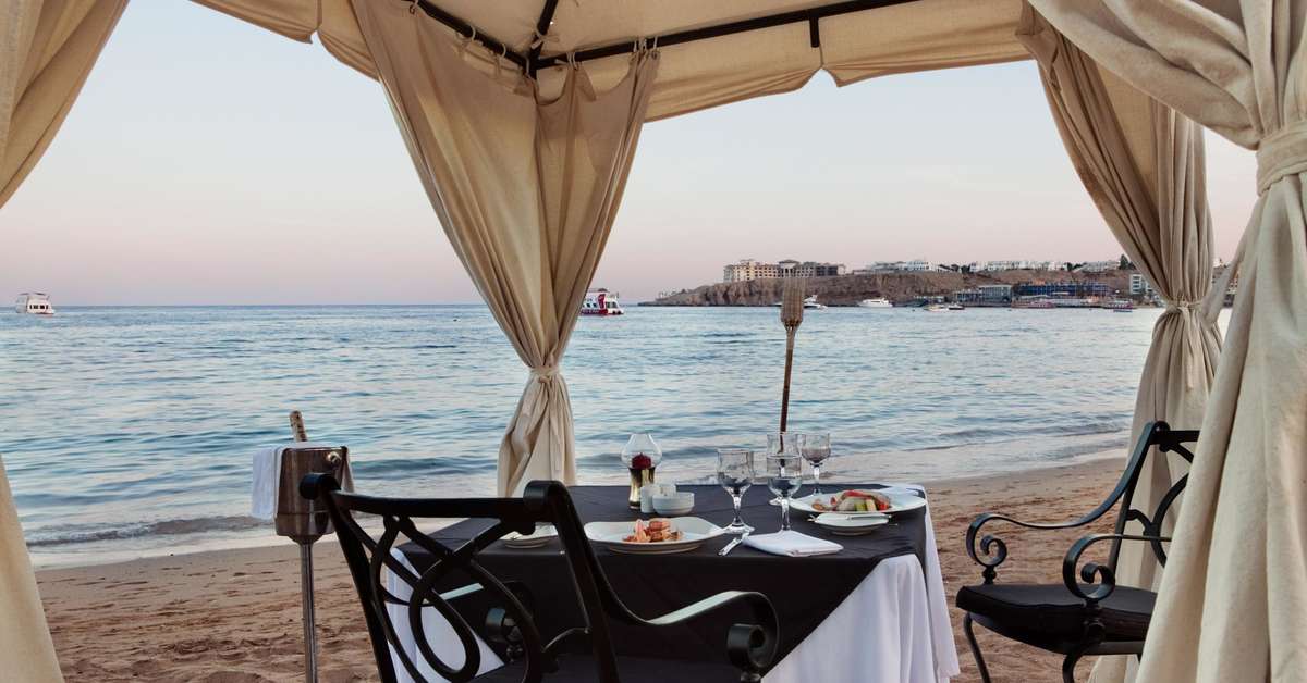 Een foto van het terras bij Jaz Fayrouz Resort