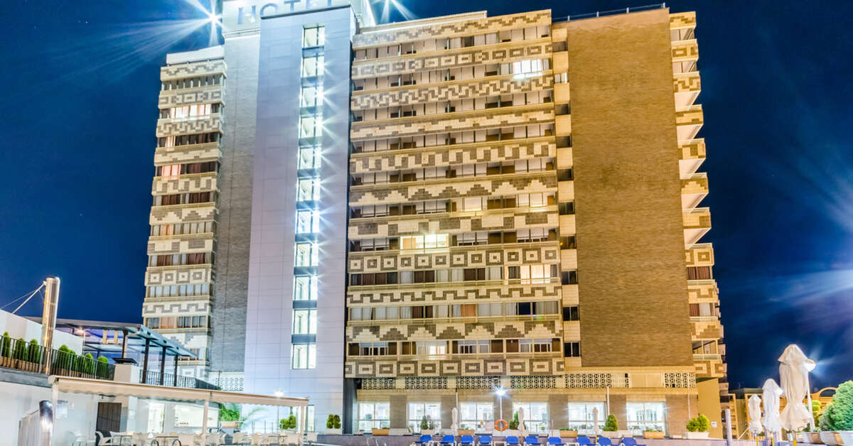Een foto van het zwembad bij Sercotel Maya Alicante