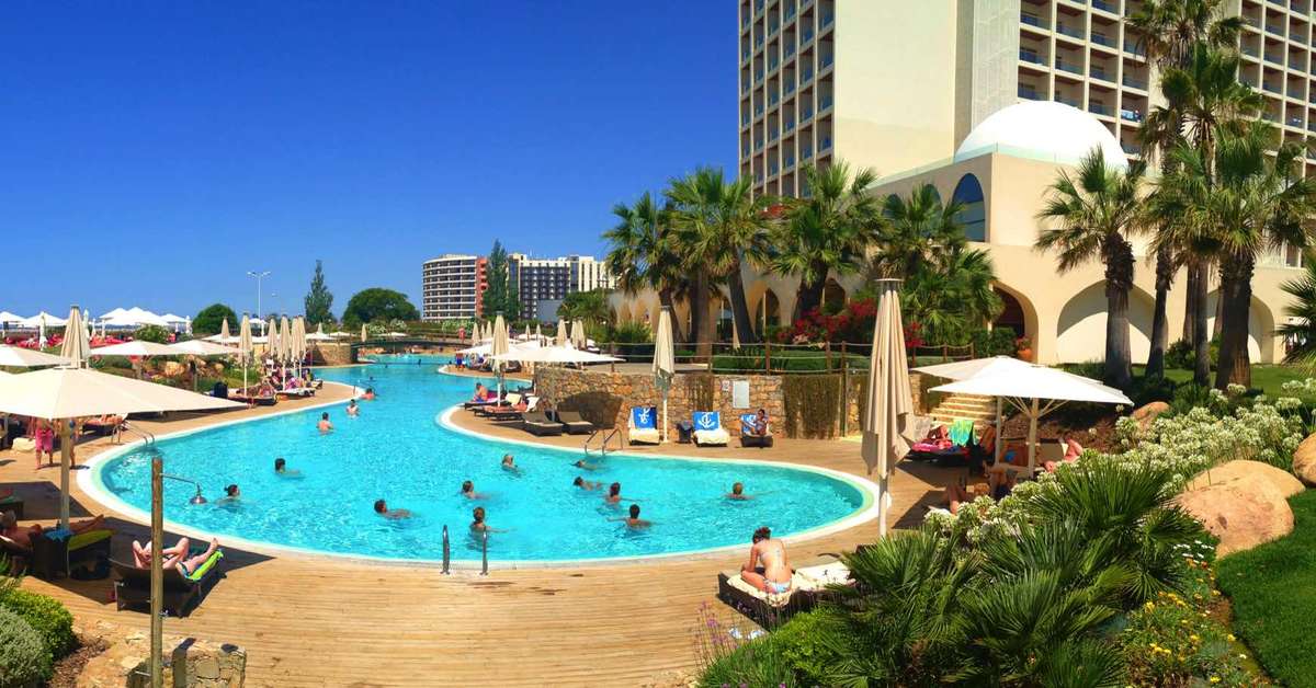 Een foto van het zwembad bij Crowne Plaza Vilamoura