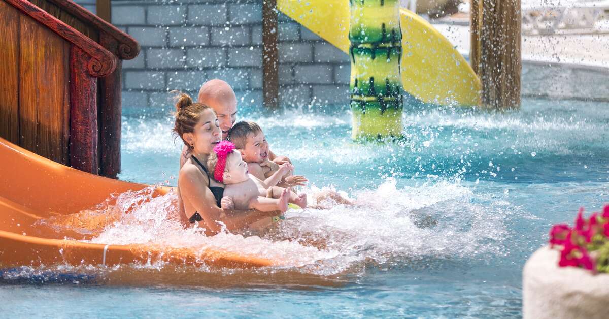 Een foto van het zwembad bij Hotel Oasis Park Splash