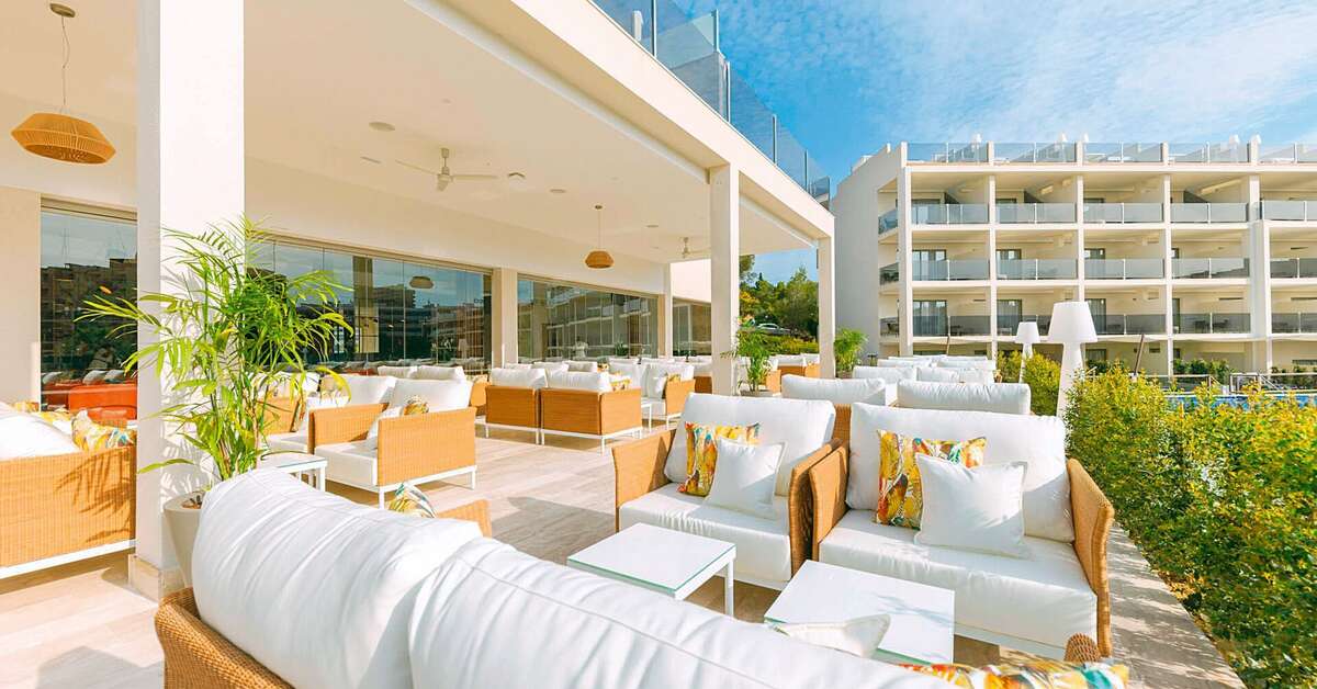 Ein Foto von der Terrasse im Hotel Zafiro Palace Palmanova
