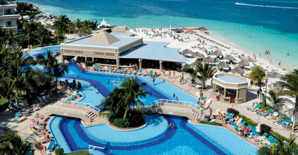 Een foto van het zwembad bij Riu Caribe